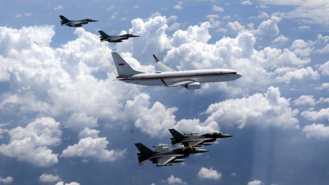 Empat F-16 dan dua T-50 kawal Pesawat Kepresidenan Prabowo dalam HUT ke-80 TNI AU. Prabowo apresiasi dedikasi TNI AU dalam menjaga kedaulatan udara.