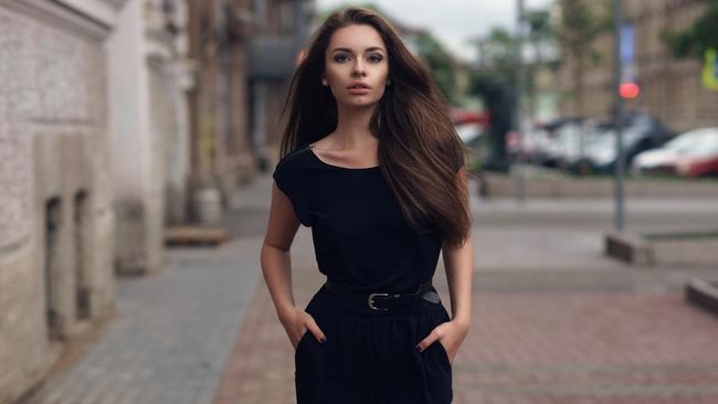 8 Ciri Kepribadian Orang yang Gemar Kenakan Pakaian Warna Hitam