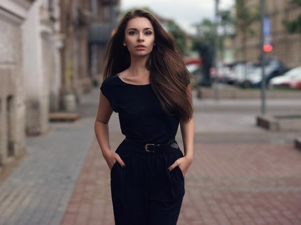 8 Ciri Kepribadian Orang yang Gemar Kenakan Pakaian Warna Hitam