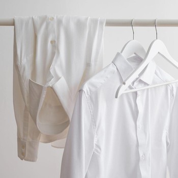 4 Kebiasaan yang Bikin Baju Putih Cepat Menguning