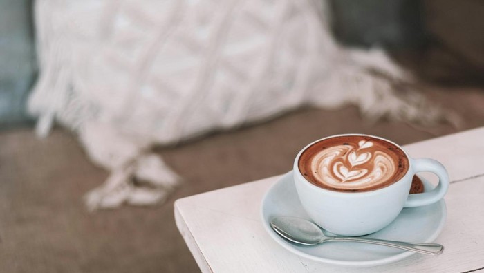 waktu untuk konsumsi kopi yang perlu diperhatikan juga adalah sebaiknya dikonsumsi sebelum pukul 3 siang agar tidak mengganggu istirahat