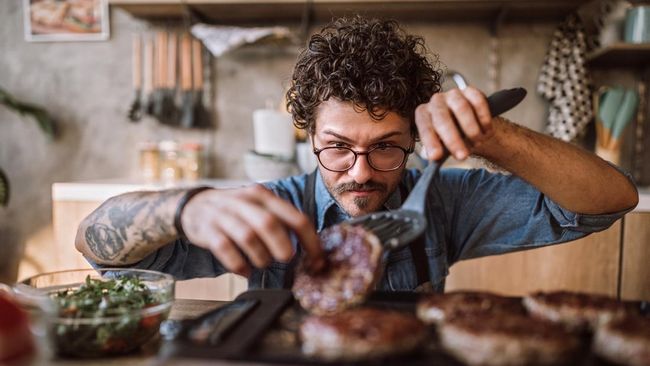 Menggunakan spatula atau alat lainnya yang sama untuk daging mentah dan matang, ternyata bisa meningkatkan risiko kontaminasi.