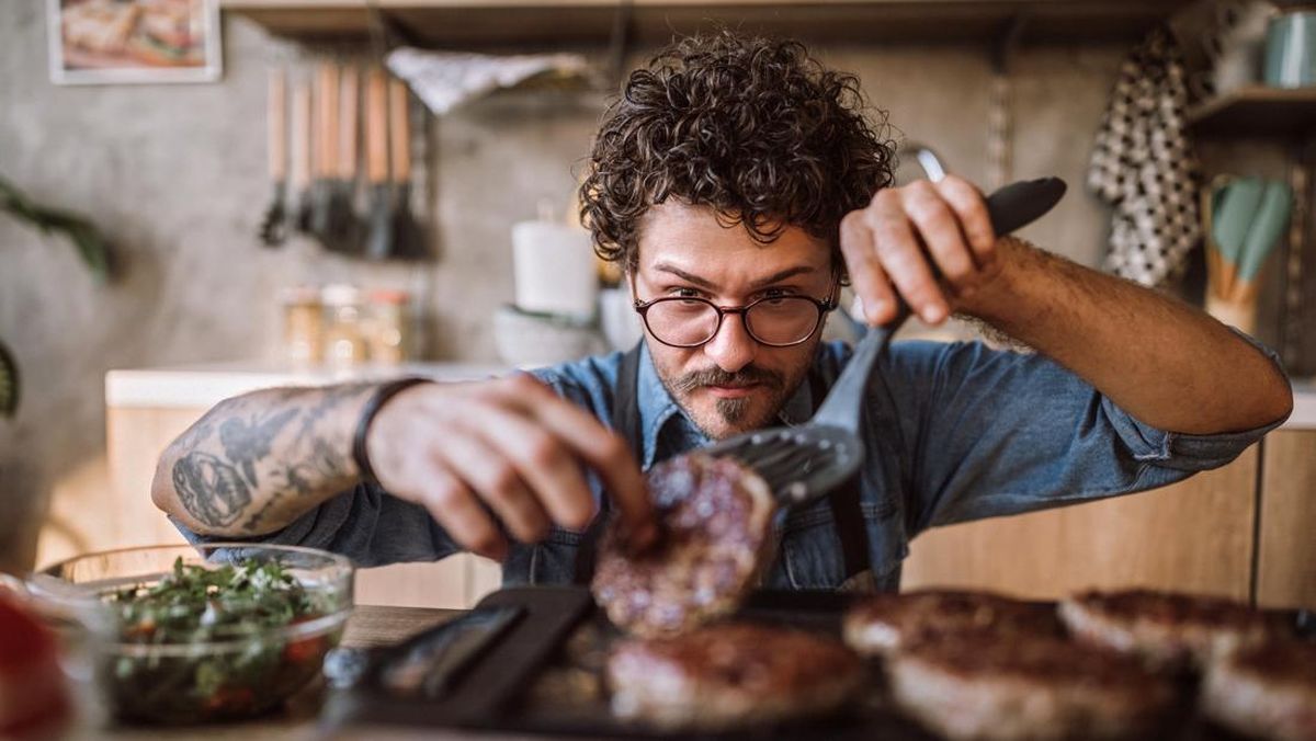 Jangan Pakai Spatula Sama untuk Daging Mentah dan Matang, Ini Alasannya