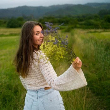 4 Cara Mengenali Perempuan Baik Hati dari Kebiasaannya, Menurut Ilmu Psikologi