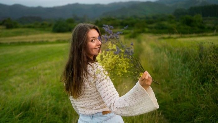 4 Cara Mengenali Perempuan Baik Hati dari Kebiasaannya, Menurut Ilmu Psikologi