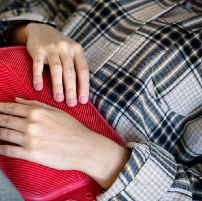 PMS adalah kondisi biologis nyata yang dialami perempuan menjelang menstruasi, dengan gejala fisik dan emosional seperti nyeri, kelelahan, dan perubahan mood. Rasa sakit yang muncul disebabkan oleh kontraksi rahim akibat hormon, dan dalam banyak kasus cukup intens hingga mengganggu aktivitas sehari-hari.