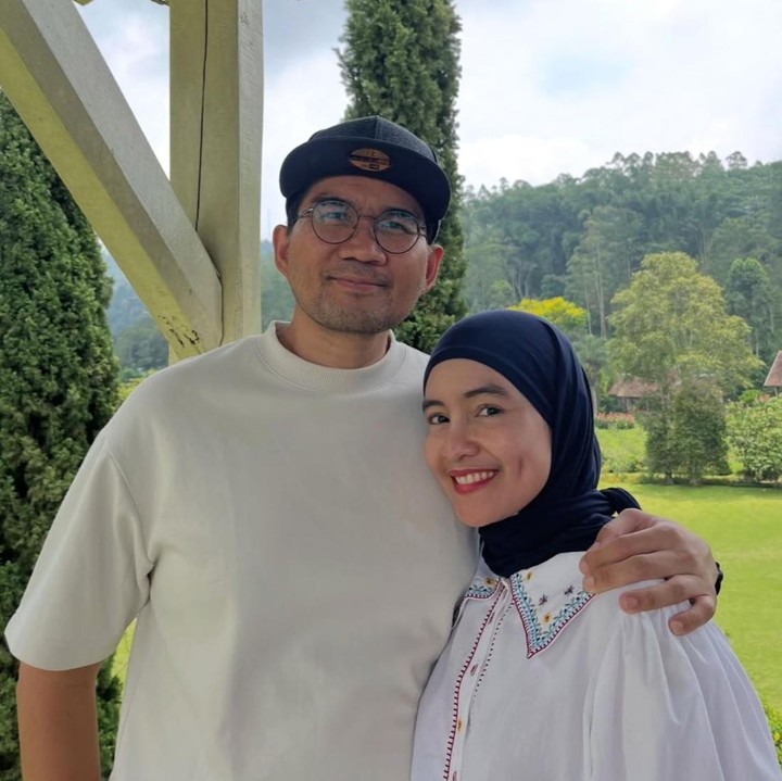 <p>Meski kini sudah 14 tahun menikah, Intan dan sang suami kerap memamerkan keromantisan mereka di depan publik. Intan pun bercerita bahwa dirinya dan suami sudah tidak jaim satu sama lain, bahkan sudah seperti <em>bestie</em> nih, Bunda. (Foto: Instagram @intan_nuraini23)</p>