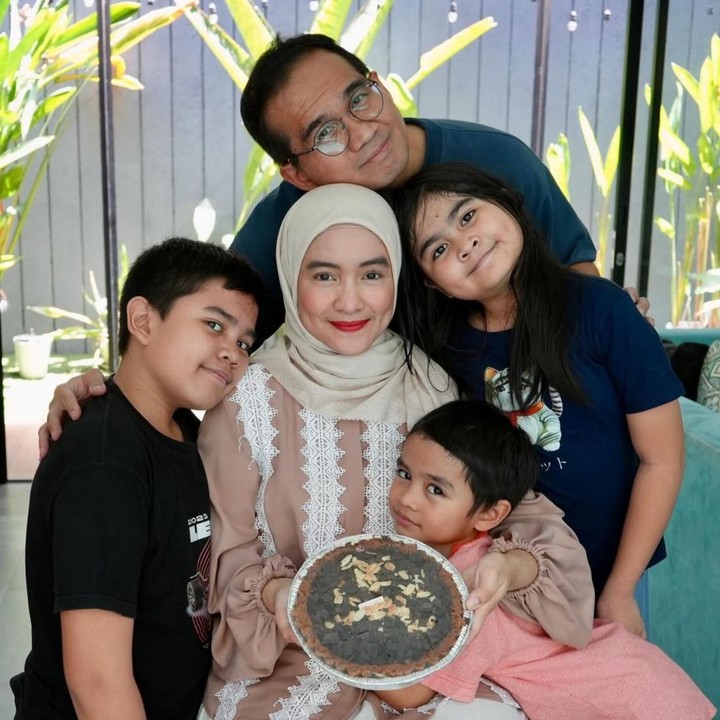 <p>Bunda masih ingat dengan nama Intan Nuraini? Artis populer era tahun 2000-an ini resmi menikah dengan Donny Azwan Putra pada 30 Oktober 2011. Sejak menikah, Intan pun perlahan mengurangi kegiatannya di dunia hiburan dan kini lebih memilih fokus pada keluarga. (Foto: Instagram @intan_nuraini23)</p>