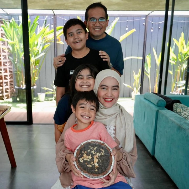 <p>Dari pernikahannya dengan Donny, Intan dikaruniai tiga orang anak yang terdiri dari dua laki-laki dan satu perempuan. Mereka adalah Alrazi Rabbani Azwan, Saliha Zayna Azwan, dan si bungsu Elrumi Rahmani Azwan. (Foto: Instagram @intan_nuraini23)</p>