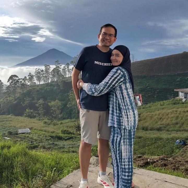 <p>"Memang kita tuh udah kayak <em>bestie</em>. Maksudnya kita udah enggak ada jaim-jaimnya gitu kan. Terus hobinya sama, sama-sama senang jalan-jalan, senang kuliner, nyoba-nyoba makanan baru. Jadi, emang enggak ada marah, enggak ada berantem-berantem, ya. Insyaallah sih jadi bikin semakin romantis gitu," kata Intan saat berbincang dalam acara<em> Rumpi No Secret</em>, dikutip dari kanal Youtube <em>@TRANSTVofficial.</em> (Foto: Instagram @intan_nuraini23)</p>