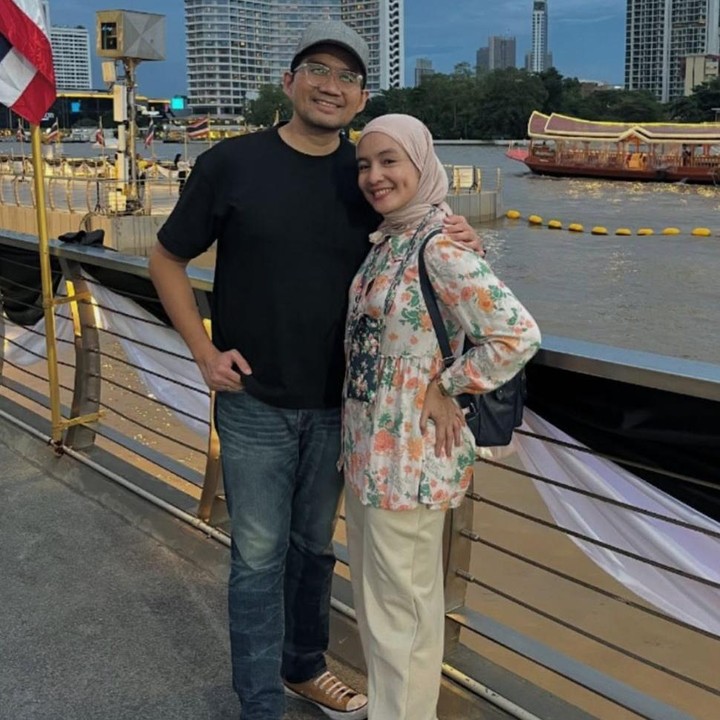 <p>Sama-sama memiliki hobi jalan-jalan, Intan dan sang suami kerap menghabiskan waktu bersama dengan berlibur ke berbagai negara. Seperti pada foto ini, keduanya tengah menikmati momen liburan di Thailand. Rupanya, ini menjadi pengalaman pertama bagi sang suami berkunjung ke negara tersebut. "Jadi, kalau aku tuh udah beberapa kali ke Thailand. Kalau suamiku yang baru pertama kali. Padahal dia udah ke beberapa negara, tapi Thailand baru sekali ini. Jadi dia emang penasaran banget," kata Intan. (Foto: Instagram @intan_nuraini23)</p>