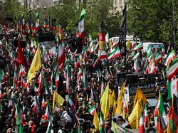 Video Warga Iran Turun ke Jalan Peringati 40 Hari Wafatnya Khamenei