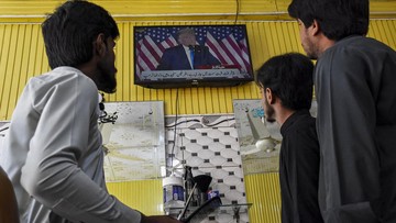 FOTO: Harap-harap Cemas Menunggu Negosiasi Damai AS-Iran