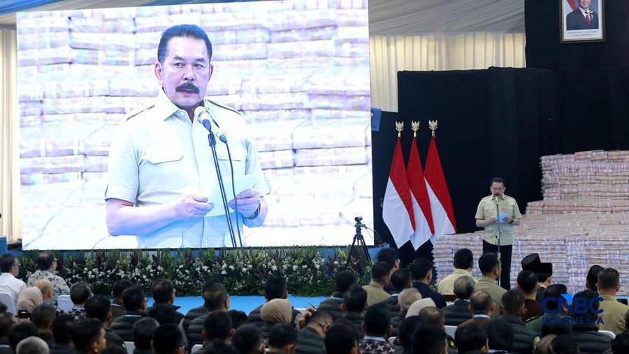 Penyerahan secara simbolis Jaksa Agung ST Burhanuddin kepada Menteri Keuangan Purbaya Yudhi Sadewa nan disaksikan langsung Presiden Prabowo Subianto dalam aktivitas Penyerahan Denda Administratif dan Penyelamatan Keuangan Negara Serta Penguasaan Kembali Kawasan Hutan Tahap VI di Kejaksaan Agung, Jakarta, Jumat (10/04/2026). (CNBC Indonesia/Muhammad Sabki)