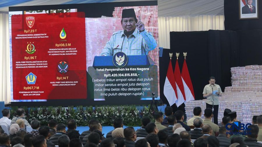 Penyerahan secara simbolis Jaksa Agung ST Burhanuddin kepada Menteri Keuangan Purbaya Yudhi Sadewa nan disaksikan langsung Presiden Prabowo Subianto dalam aktivitas Penyerahan Denda Administratif dan Penyelamatan Keuangan Negara Serta Penguasaan Kembali Kawasan Hutan Tahap VI di Kejaksaan Agung, Jakarta, Jumat (10/04/2026). (CNBC Indonesia/Muhammad Sabki)