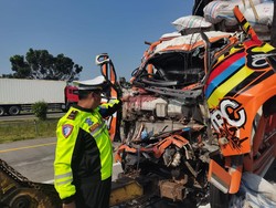 Tabrakan 2 Truk di Tol Jombang, Sopir dan Kernet Tewas