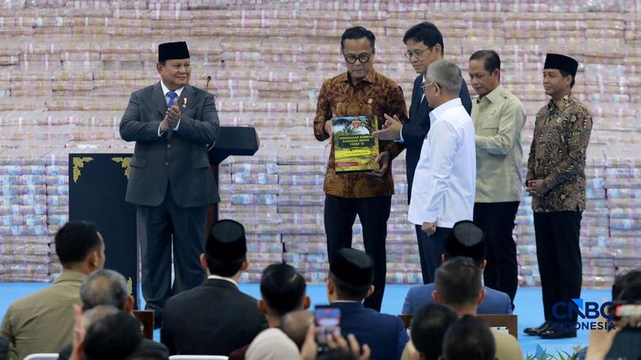 Penyerahan secara simbolis Jaksa Agung ST Burhanuddin kepada Menteri Keuangan Purbaya Yudhi Sadewa nan disaksikan langsung Presiden Prabowo Subianto dalam aktivitas Penyerahan Denda Administratif dan Penyelamatan Keuangan Negara Serta Penguasaan Kembali Kawasan Hutan Tahap VI di Kejaksaan Agung, Jakarta, Jumat (10/04/2026). (CNBC Indonesia/Muhammad Sabki)