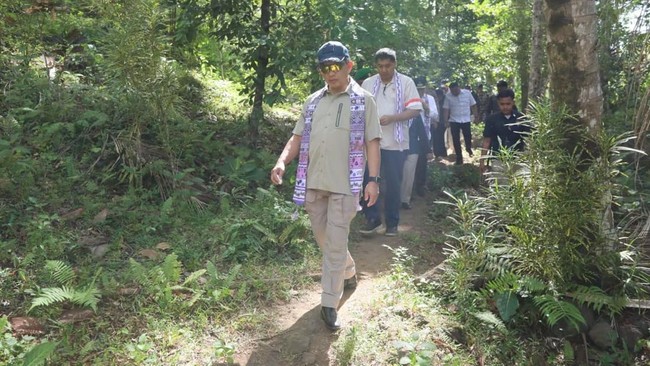 Mendagri Tito Karnavian meninjau pemukiman terdampak banjir di Sitaro, soroti pemulihan infrastruktur dan kesejahteraan warga perbatasan.
