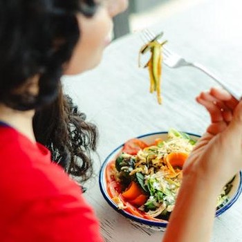 Cuaca Panas Ekstrem? Ini Makanan dan Minuman yang Aman Dikonsumsi dan Harus Dihindari