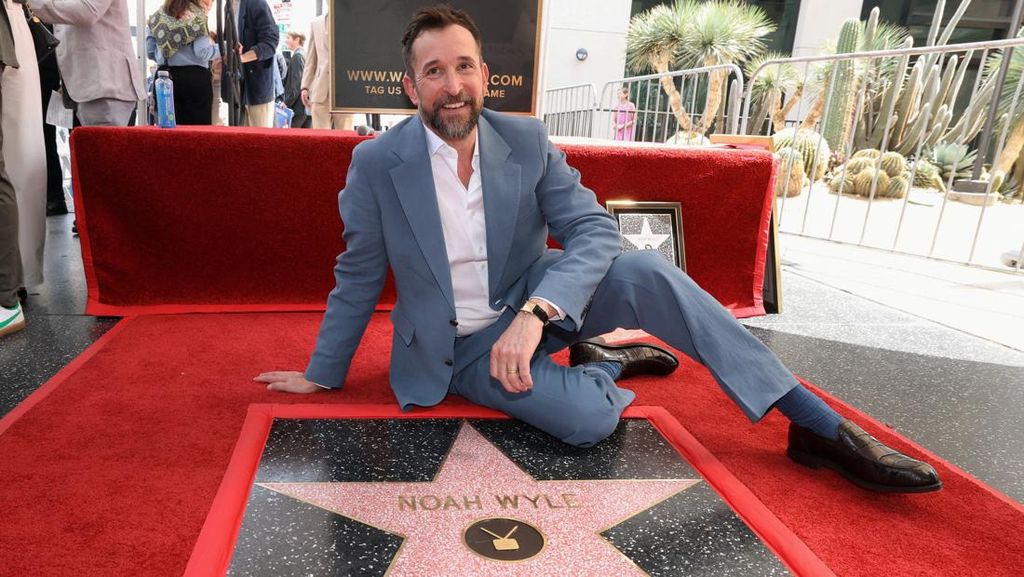 FOTO: Bintang The Pitt, Noah Wyle Raih Hollywood Walk of Fame