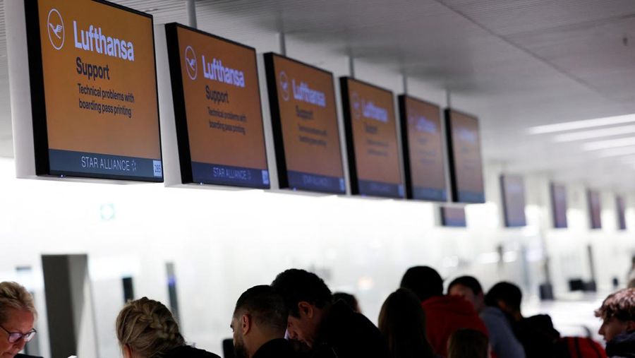 Orang-orang memandang papan info nan menampilkan penerbangan, nan sebagian besar dibatalkan, selama pemogokan oleh serikat UFO, nan mewakili awak kabin Lufthansa, di Bandara Frankfurt, Jerman, 10 April 2026. (REUTERS/Heiko Becker)