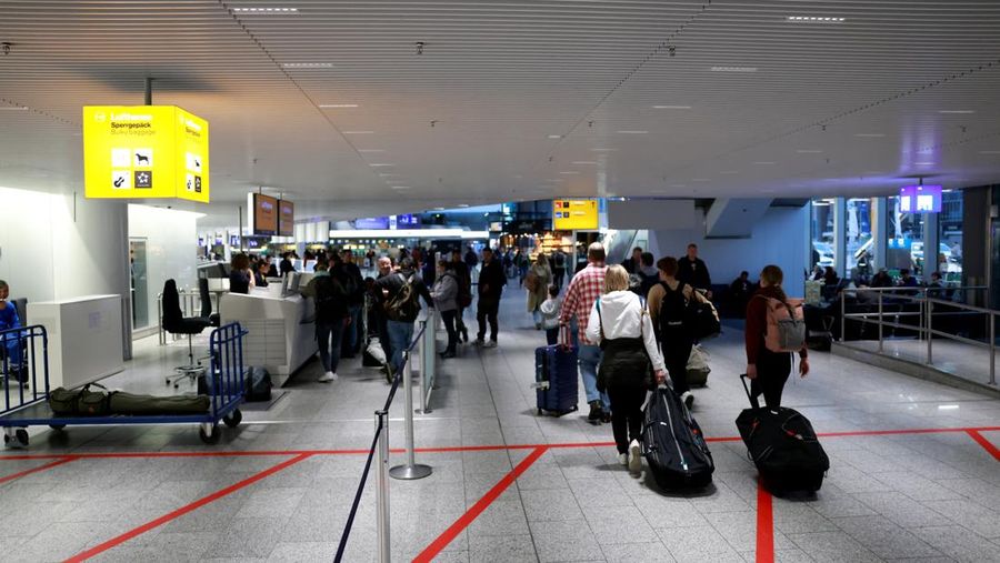 Orang-orang memandang papan info nan menampilkan penerbangan, nan sebagian besar dibatalkan, selama pemogokan oleh serikat UFO, nan mewakili awak kabin Lufthansa, di Bandara Frankfurt, Jerman, 10 April 2026. (REUTERS/Heiko Becker)