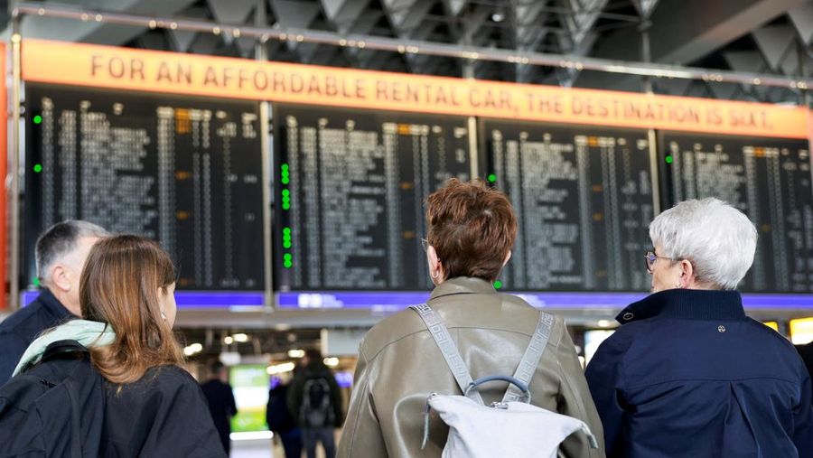 Orang-orang memandang papan info nan menampilkan penerbangan, nan sebagian besar dibatalkan, selama pemogokan oleh serikat UFO, nan mewakili awak kabin Lufthansa, di Bandara Frankfurt, Jerman, 10 April 2026. (REUTERS/Heiko Becker)