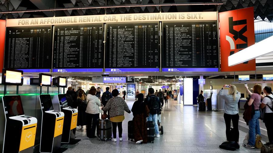 Orang-orang memandang papan info nan menampilkan penerbangan, nan sebagian besar dibatalkan, selama pemogokan oleh serikat UFO, nan mewakili awak kabin Lufthansa, di Bandara Frankfurt, Jerman, 10 April 2026. (REUTERS/Heiko Becker)