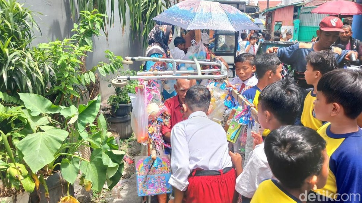 Pak Tarno jualan mainan pakai kursi roda