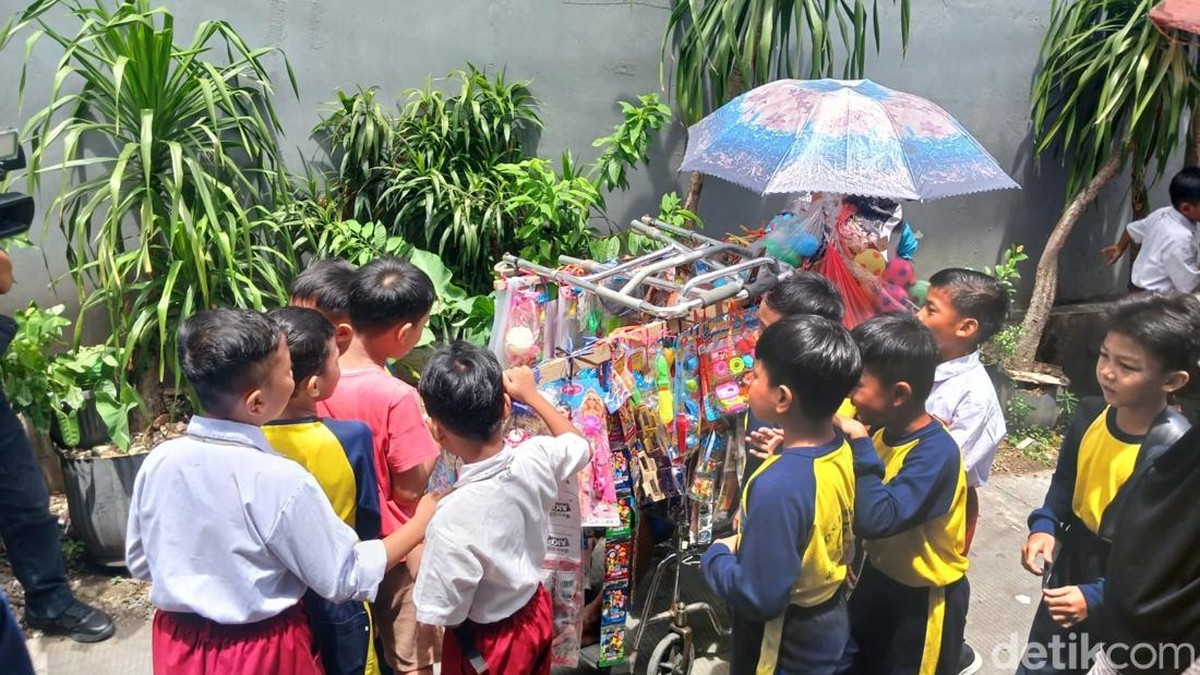 Pak Tarno jualan mainan pakai kursi roda