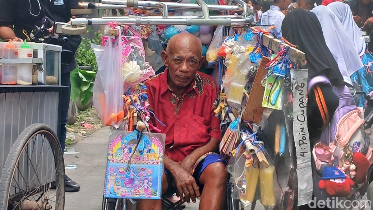 Pak Tarno jualan mainan pakai kursi roda