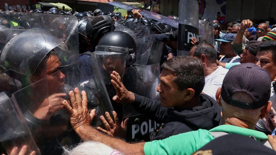 Para pekerja sektor publik berantem dengan Kepolisian Nasional Bolivarian selama protes nan menuntut bayaran lebih tinggi dan kondisi kerja nan lebih baik, di Caracas, Venezuela, 9 April 2026. (REUTERS/Leonardo Fernandez Viloria)