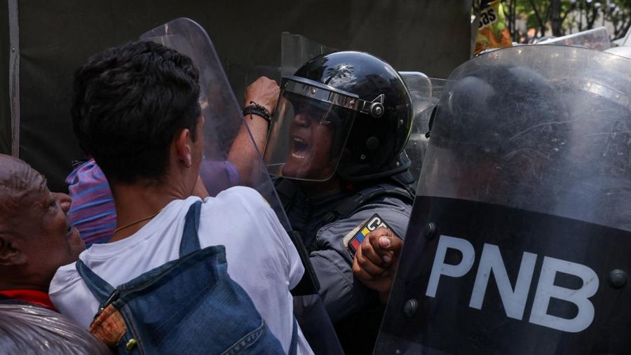 Para pekerja sektor publik berantem dengan Kepolisian Nasional Bolivarian selama protes nan menuntut bayaran lebih tinggi dan kondisi kerja nan lebih baik, di Caracas, Venezuela, 9 April 2026. (REUTERS/Leonardo Fernandez Viloria)