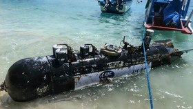 FOTO: Heboh Nelayan Temukan Benda Mirip Torpedo di Laut Gili Trawangan