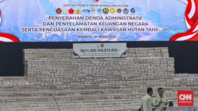 Presiden Prabowo Subianto menghadiri penyerahan Rp11,4 triliun dari denda administratif kehutanan di Kejaksaan Agung. Uang ini hasil penagihan Satgas PKH.