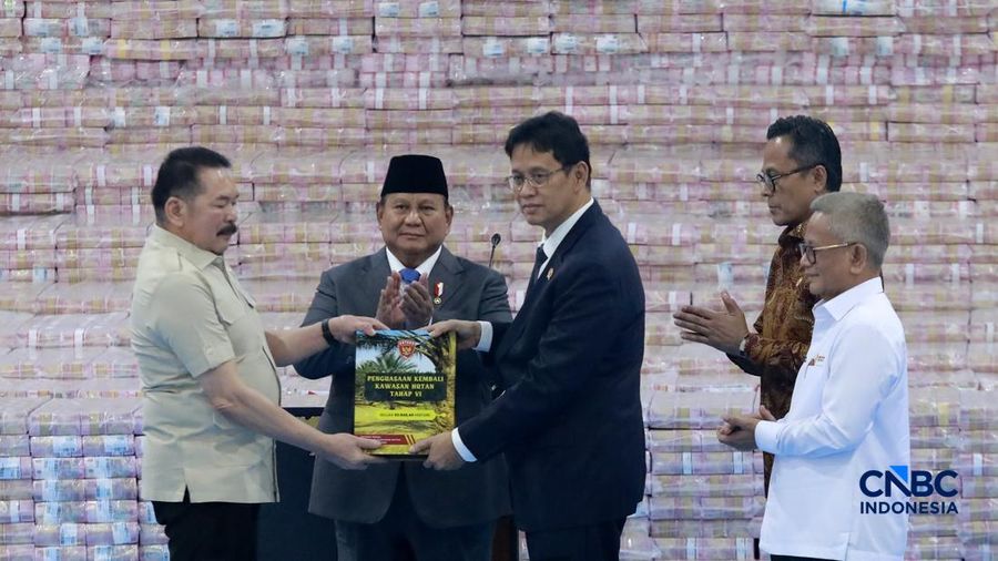 Penyerahan secara simbolis Jaksa Agung ST Burhanuddin kepada Menteri Keuangan Purbaya Yudhi Sadewa nan disaksikan langsung Presiden Prabowo Subianto dalam aktivitas Penyerahan Denda Administratif dan Penyelamatan Keuangan Negara Serta Penguasaan Kembali Kawasan Hutan Tahap VI di Kejaksaan Agung, Jakarta, Jumat (10/04/2026). (CNBC Indonesia/Muhammad Sabki)
