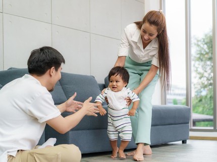 Perkembangan Bayi 10 Bulan, Mulai Berdiri Sendiri & Senang Main Cilukba