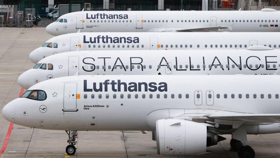 Orang-orang memandang papan info nan menampilkan penerbangan, nan sebagian besar dibatalkan, selama pemogokan oleh serikat UFO, nan mewakili awak kabin Lufthansa, di Bandara Frankfurt, Jerman, 10 April 2026. (REUTERS/Heiko Becker)