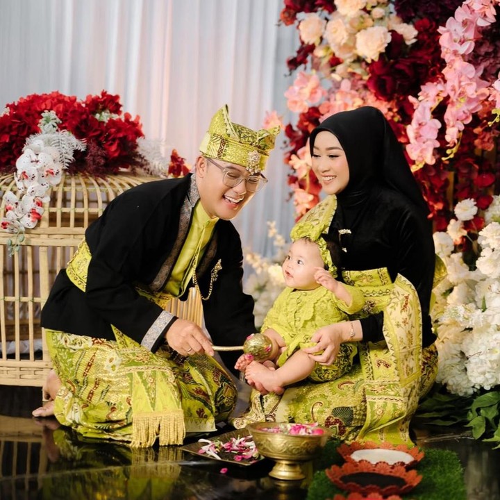 <p>Melalui unggahan di media sosialnya, Danang bersama sang istri membagikan momen tedak siten putrinya. Keluarga kecil ini terlihat kompak mengenakan busana tradisional khas Banyuwangi, membuat prosesi adat ini semakin terasa khidmat. "Alhamdulillah, acara Mudun Lemah (Tedhak siten) putri kami Diarta Maiza Pramasvara sudah terlaksana di Banyuwangi, Kota kelahiran Apak nya Diarta," ungkap Danang lewat Instagram-nya. (Foto: @ainunalifikrii via Instagram @danang_official91)</p>