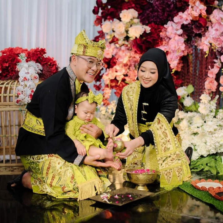 <p>Penyanyi dangdut Danang DA dan sang istri dokter, Hemas Nura, baru saja menggelar acara tedak siten untuk anak pertamanya, Diarta Maiza Pramasvara, yang lahir pada 22 Juli 2025. Acara sakral yang digelar di Banyuwangi ini berlangsung dengan meriah, Bunda. (Foto: @ainunalifikrii via Instagram @danang_official91)</p>