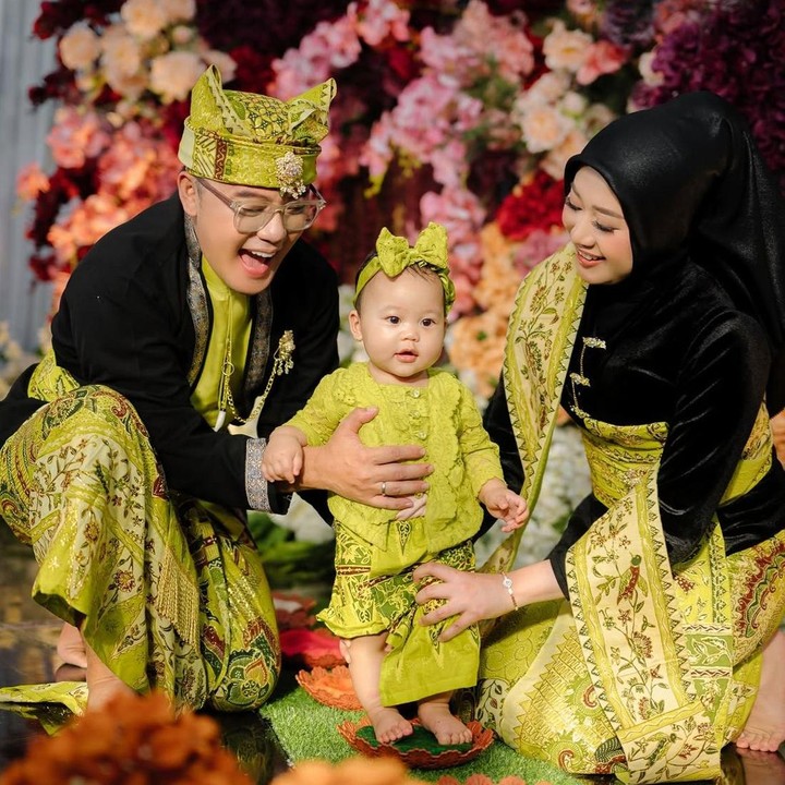 <p>Putri Danang ini mengikuti serangkaian prosesi dalam tedak siten, salah satunya menapakkan kedua kakinya ke tanah. Terlihat kaki Si Kecil diinjakkan pada jadah yang disusun dengan tujuh warna yang berbeda. Diarta pun tampil menggemaskan mengenakan busana berwarna <em>lime</em>, yaitu perpaduan hijau dan kuning. (Foto: @ainunalifikrii via Instagram @danang_official91)</p>