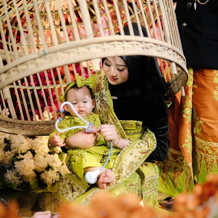 <p>Salah satu prosesi yang paling menarik adalah saat Diarta diberi pilihan barang yang diletakkan di dalam kurungan (sangkar ayam). Ditemani oleh sang Bunda, Diarta tak disangka memilih stetoskop yang biasa digunakan dokter. Sepertinya ia ingin mengikuti jejak sang Bunda yang berprofesi sebagai dokter nih. (Foto: @ainunalifikrii via Instagram @danang_official91)</p>