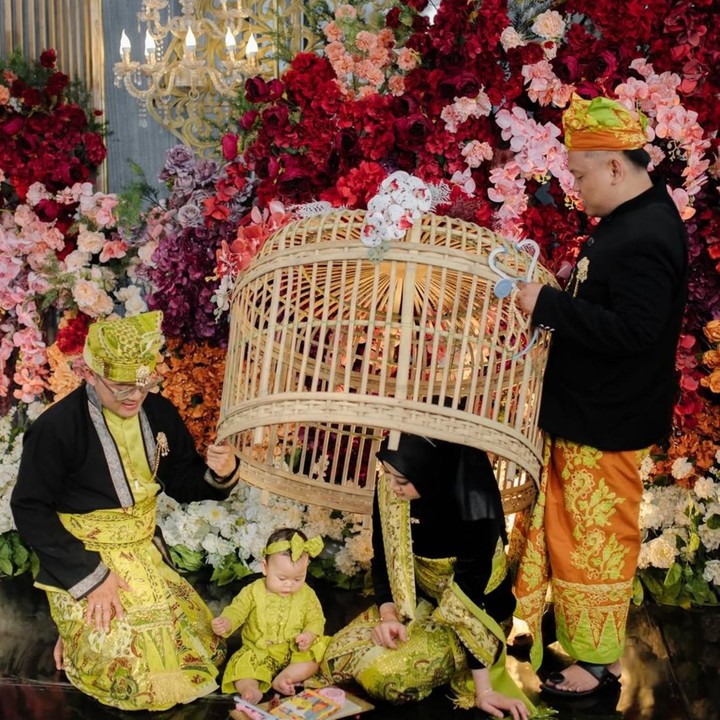 <p>Ternyata tidak hanya satu barang saja, Diarta juga memilih tasbih dan buku dalam prosesi tersebut, Bunda. "Bersyukur Diarta Dalam prosesnya memilih beberapa barang, stetoskop, tasbih, buku. <em>Masyallah,</em> semoga menjadi pilihan yang terbaik dan cita-cita mulia untuk anak kami. Apak dan Mama akan terus belajar dan belajar menjadi orang tua yang selalu bertanggung jawab untuk mbak Diarta," kata Danang. (Foto: @ainunalifikrii via Instagram @danang_official91)</p>