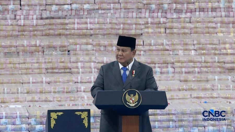 Penyerahan secara simbolis Jaksa Agung ST Burhanuddin kepada Menteri Keuangan Purbaya Yudhi Sadewa nan disaksikan langsung Presiden Prabowo Subianto dalam aktivitas Penyerahan Denda Administratif dan Penyelamatan Keuangan Negara Serta Penguasaan Kembali Kawasan Hutan Tahap VI di Kejaksaan Agung, Jakarta, Jumat (10/04/2026). (CNBC Indonesia/Muhammad Sabki)