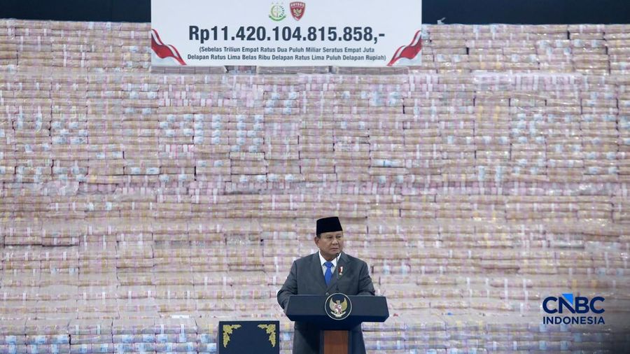 Penyerahan secara simbolis Jaksa Agung ST Burhanuddin kepada Menteri Keuangan Purbaya Yudhi Sadewa nan disaksikan langsung Presiden Prabowo Subianto dalam aktivitas Penyerahan Denda Administratif dan Penyelamatan Keuangan Negara Serta Penguasaan Kembali Kawasan Hutan Tahap VI di Kejaksaan Agung, Jakarta, Jumat (10/04/2026). (CNBC Indonesia/Muhammad Sabki)