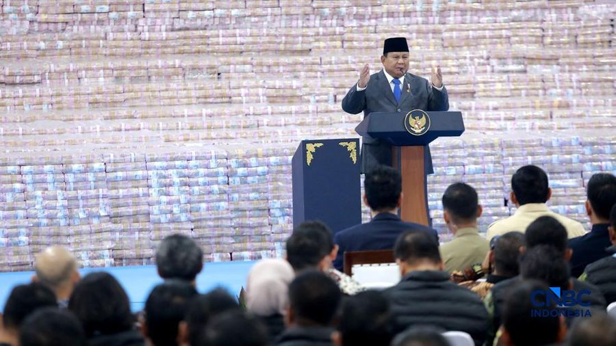 Penyerahan secara simbolis Jaksa Agung ST Burhanuddin kepada Menteri Keuangan Purbaya Yudhi Sadewa nan disaksikan langsung Presiden Prabowo Subianto dalam aktivitas Penyerahan Denda Administratif dan Penyelamatan Keuangan Negara Serta Penguasaan Kembali Kawasan Hutan Tahap VI di Kejaksaan Agung, Jakarta, Jumat (10/04/2026). (CNBC Indonesia/Muhammad Sabki)