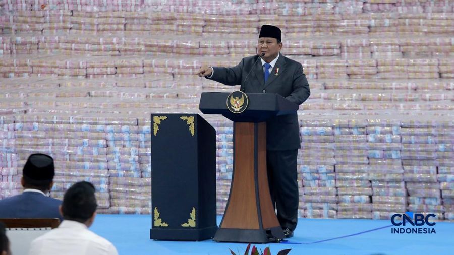 Penyerahan secara simbolis Jaksa Agung ST Burhanuddin kepada Menteri Keuangan Purbaya Yudhi Sadewa nan disaksikan langsung Presiden Prabowo Subianto dalam aktivitas Penyerahan Denda Administratif dan Penyelamatan Keuangan Negara Serta Penguasaan Kembali Kawasan Hutan Tahap VI di Kejaksaan Agung, Jakarta, Jumat (10/04/2026). (CNBC Indonesia/Muhammad Sabki)