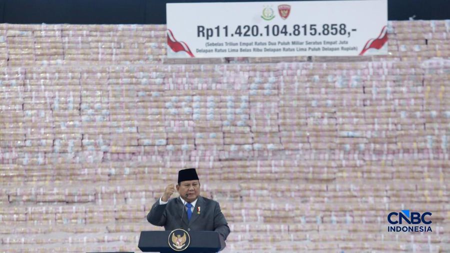 Penyerahan secara simbolis Jaksa Agung ST Burhanuddin kepada Menteri Keuangan Purbaya Yudhi Sadewa nan disaksikan langsung Presiden Prabowo Subianto dalam aktivitas Penyerahan Denda Administratif dan Penyelamatan Keuangan Negara Serta Penguasaan Kembali Kawasan Hutan Tahap VI di Kejaksaan Agung, Jakarta, Jumat (10/04/2026). (CNBC Indonesia/Muhammad Sabki)