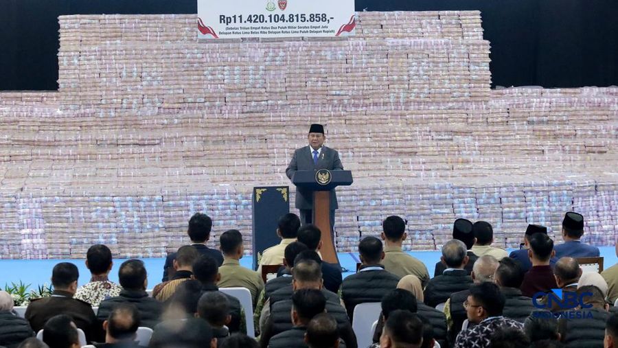 Penyerahan secara simbolis Jaksa Agung ST Burhanuddin kepada Menteri Keuangan Purbaya Yudhi Sadewa nan disaksikan langsung Presiden Prabowo Subianto dalam aktivitas Penyerahan Denda Administratif dan Penyelamatan Keuangan Negara Serta Penguasaan Kembali Kawasan Hutan Tahap VI di Kejaksaan Agung, Jakarta, Jumat (10/04/2026). (CNBC Indonesia/Muhammad Sabki)