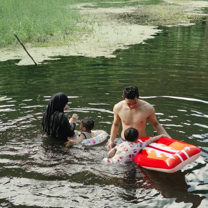 <p>Momen pulang kampung tentu menjadi pengalaman berharga bagi kebanyakan orang. Begitu juga dengan aktor Rey Mbayang yang belum lama ini berkunjung ke tanah kelahirannya di Manado, Sulawesi Utara. (Foto: Instagram @rey_mbayang)</p>